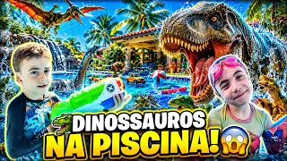 🦖 JOGAMOS NOSSA COLEÇÃO GIGANTE DE DINOSSAUROS NA PISCINA! 😱